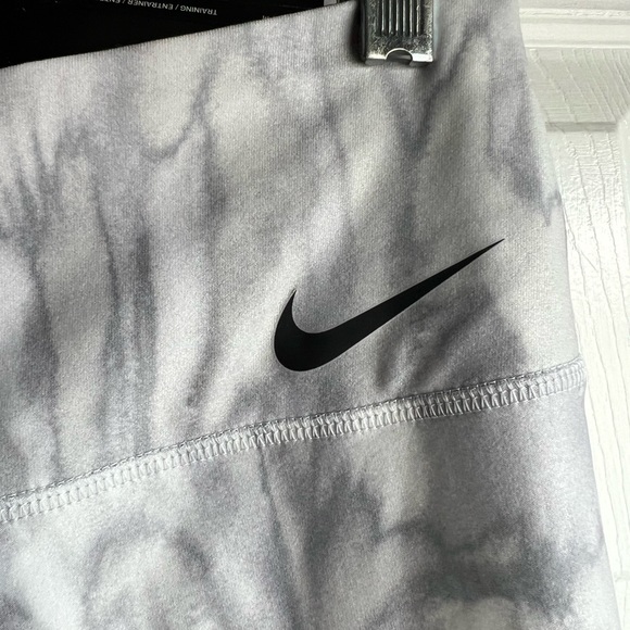 Women’s Nike Legend Trainer leggings sz M NWT - Picture 12 of 12